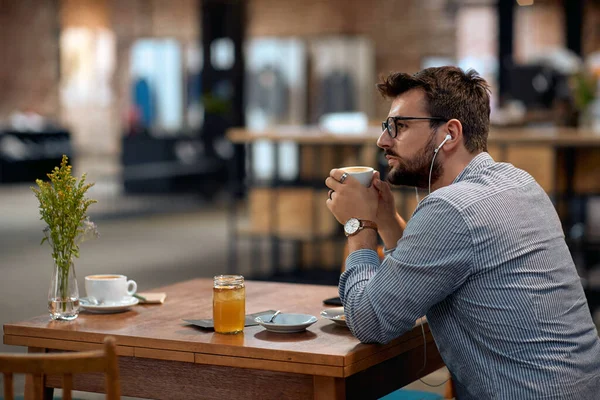 カフェでコーヒーを飲みながら 遠くを見ていると 何かを考えている人 ライフスタイル レジャーのコンセプト — ストック写真