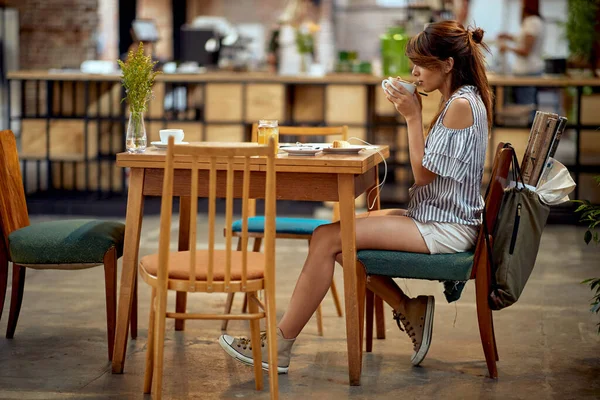 Красива Жінка Сидить Сама Кафе Насолоджуючись Чашкою Кави Молода Студентка — стокове фото