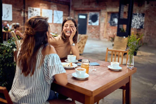 Δύο Όμορφες Χαρούμενες Γυναίκες Που Πίνουν Καφέ Στο Εστιατόριο Μιλάνε — Φωτογραφία Αρχείου