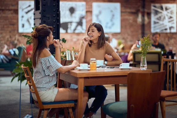 Молодые Красивые Современные Женщины Кафе Наслаждаются Своим Временем Чувствуя Себя — стоковое фото