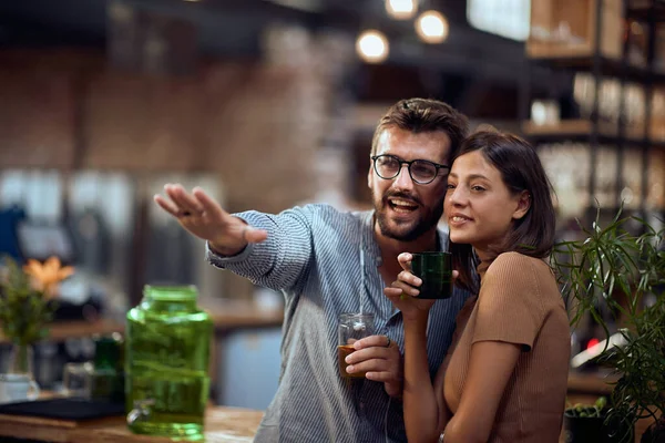 Jovens Amigos Café Desfrutando Copo Bebida Conversando Uns Com Outros — Fotografia de Stock