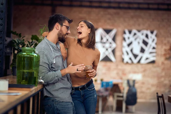 Bardaki Sevimli Çift Eğleniyor Gülüyor Kafede Gündüz Vakti Yaşam Tarzı — Stok fotoğraf