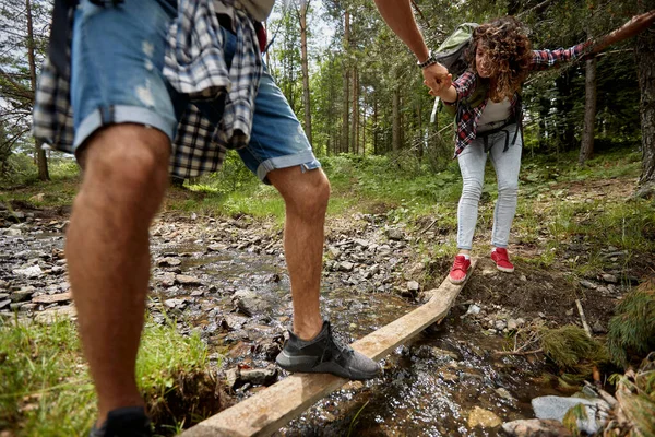 Joven Pareja Viajeros Caminando Juntos Por Bosque — Foto de Stock