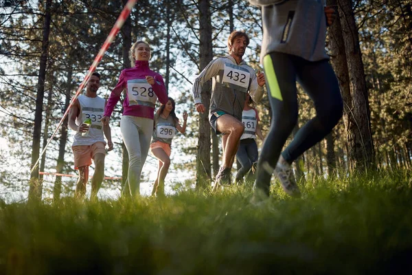 Groep Amateursporters Loopt Race Door Het Bos — Stockfoto