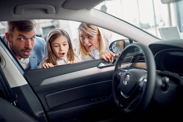 Überraschte Familie Beobachtet Wie Neues Auto Scheibe Einwirft — Stockfoto