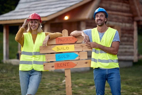 Los Constructores Están Posando Para Una Foto Sitio Construcción Casa — Foto de Stock