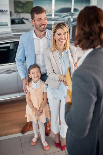 Penjual Mobil Mengucapkan Selamat Kepada Keluarga Pada Membeli Mobil Baru — Stok Foto