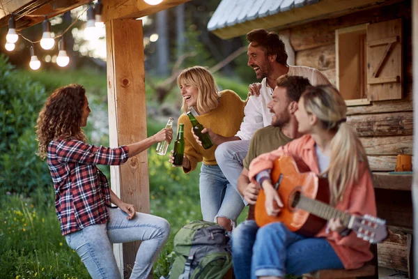 Grupper Lykkelige Venner Som Tilbringer Helgen Sammen Naturen – stockfoto