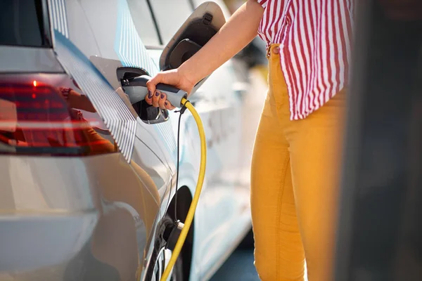 Mujer Repostando Gasolina Concep Coche — Foto de Stock