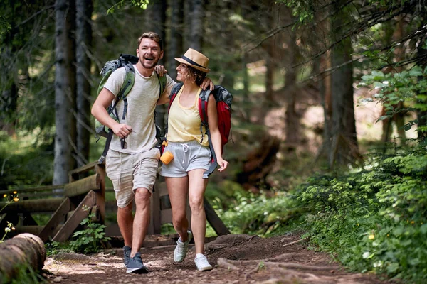 Young Happy Couple Walking Forest Path Mountain Beautiful Day Trip — Stock Photo, Image