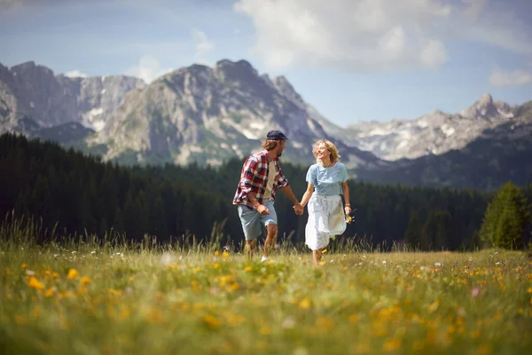 Happy Couple Running Green Field Mountain Smiling Man Woman Freedom — Stock Photo, Image