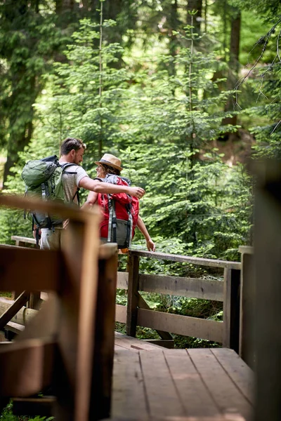 Молода Щаслива Пара Насолоджується Прогулянкою Лісовій Стежці Горах Прекрасний День — стокове фото