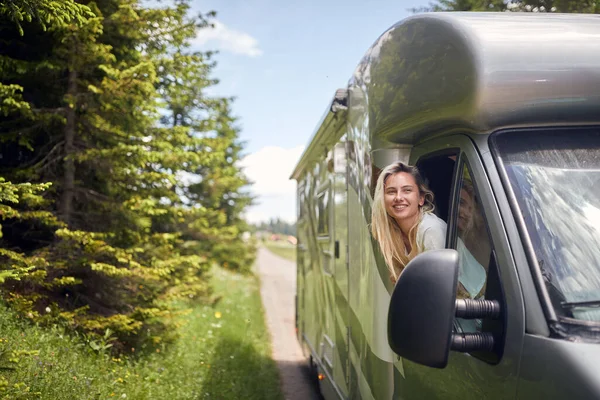 Freiheit Reise Reisen Mit Road Lächelndes Mädchen Auf Urlaubsreise Wohnmobil — Stockfoto