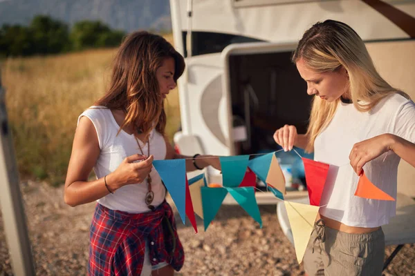 Genç Kızlar Kamp Alanında Arabayla Parti Hazırlıyor Karavan Tatili — Stok fotoğraf