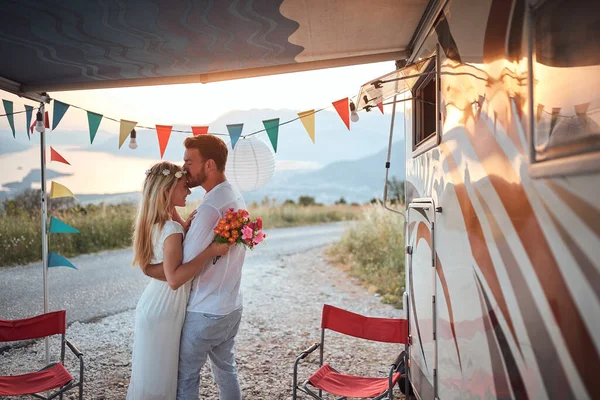 Nygifta Framför Husbil Man Som Kysser Bruden Pannan Bröllopsceremoni Kärlek — Stockfoto