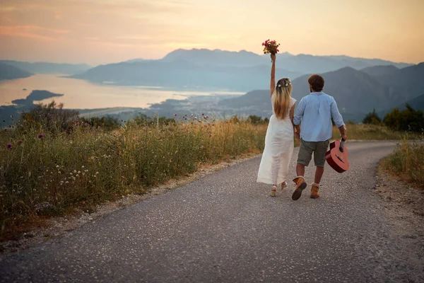 Young Hipster Man Woman Road Trip Wedding Lovely Young Couple — Stock Photo, Image