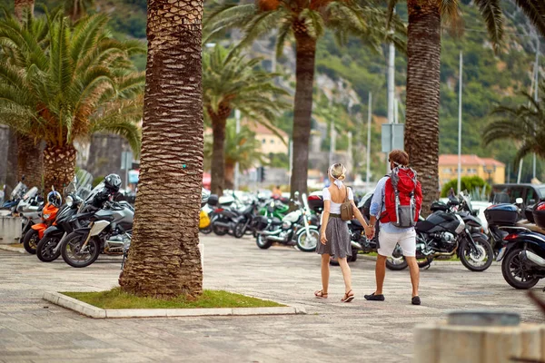 Una Giovane Coppia Sta Passeggiando Sulla Riviera Durante Una Vacanza — Foto Stock