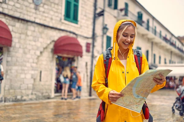 Mujer Joven Impermeable Calle Con Mapa Sintiéndose Alegre Lluvia Verano — Foto de Stock