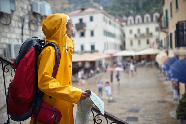 Mladá Turistka Rozhlíží Starém Městě Během Dovolené Deštivého Dne Pobřeží — Stock fotografie
