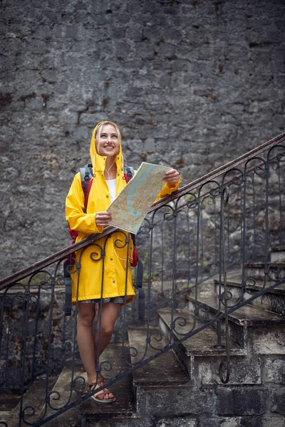 Wanita Dengan Jas Hujan Memegang Peta Merasa Gembira Hujan Musim — Stok Foto