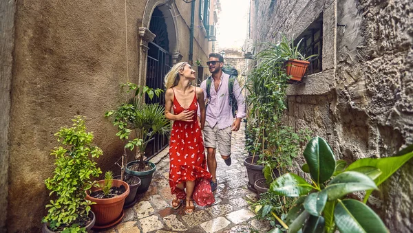一对夫妇跑过旧的建筑物 游客们 一起享受暑假 欧洲城市 生活方式概念 — 图库照片