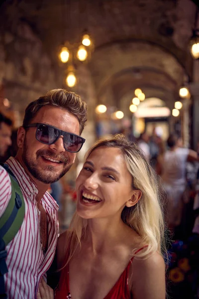 Paar Macht Selfie Straßenladen Touristen Urlaub Spazieren Durch Einen Basar — Stockfoto