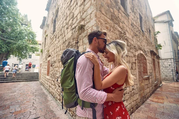 Para Turystów Przytulająca Się Ulicy Latem Stare Budynki Europejskie Miasto — Zdjęcie stockowe