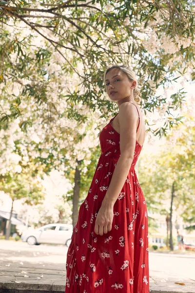 Блондинка Стоящая Красном Волнистом Платье Перед Деревом Мода Элегантность Стиль — стоковое фото