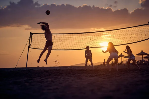 Gruppo Amici Sta Giocando Pallavolo Sulla Spiaggia Mentre Sole Tramonta — Foto Stock