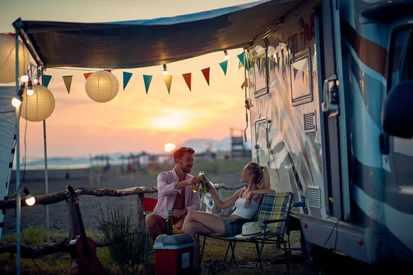 Toasts Couple Avec Bière Assis Devant Camping Car Voyage Vacances — Photo
