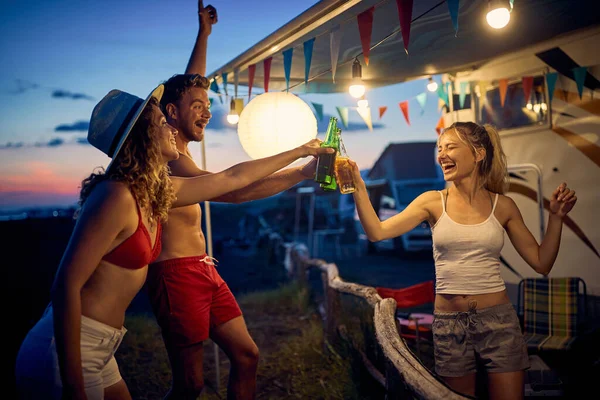 Amigos Desfrutando Noite Verão Frente Campista Brindar Com Cerveja Dançar — Fotografia de Stock