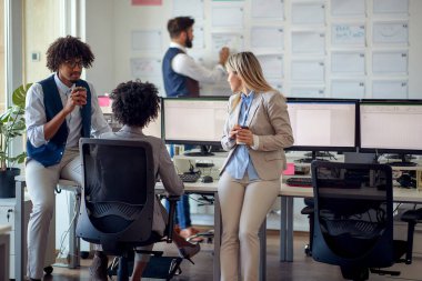 Bir grup genç iş arkadaşı ofiste tartışıyorlar.