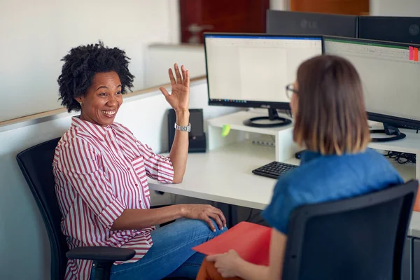 Γυναίκες Συνάδελφοι Έχουν Μια Φιλική Συζήτηση Στη Δουλειά Μια Ευχάριστη — Φωτογραφία Αρχείου