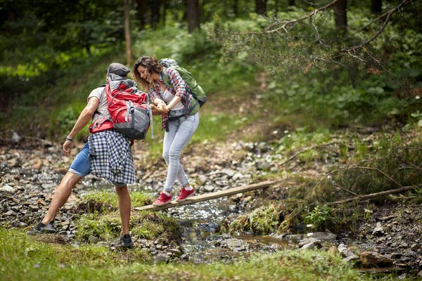 Szczęśliwa Awanturnicza Para Podróżników Wędrująca Razem Przez Las — Zdjęcie stockowe