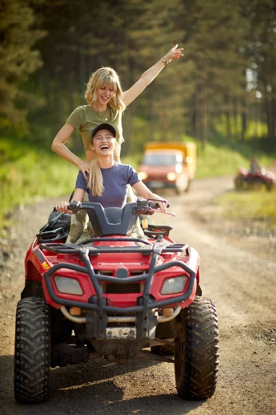 两个女朋友在大自然中一起驾驶四足马车 主动度假的概念 — 图库照片
