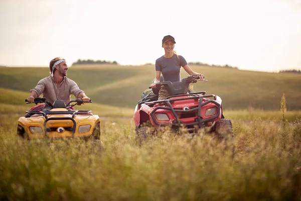 Ett Ungt Förälskat Par Njuter Naturen Medan Rider Fyrhjulingar Vacker — Stockfoto