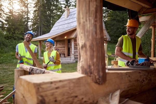 Byggare Gott Humör När Arbetar Stugans Byggarbetsplats Skogen Vacker Dag — Stockfoto