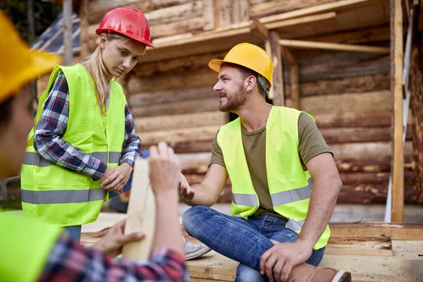 Unga Byggnadsarbetare Man Och Kvinna Prata Lagarbete Byggande Träbearbetningsgruppen Arbetar — Stockfoto