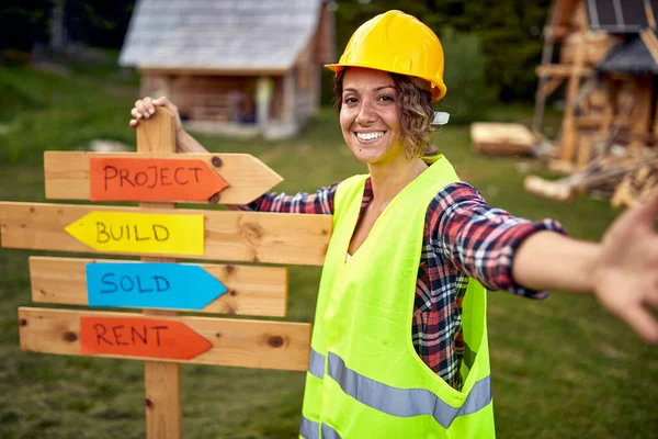 Una Joven Constructora Posando Para Una Foto Sitio Construcción Una — Foto de Stock