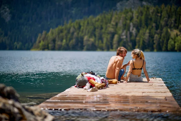 Romantic Couple Sitting Wooden Pier Beautiful Lake — Stock Photo, Image
