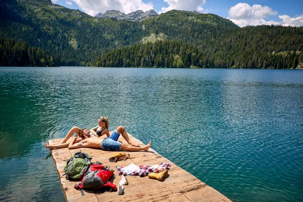 Pareja Disfrutando Cerca Lake Young Hombre Chica Amor Coquetear — Foto de Stock