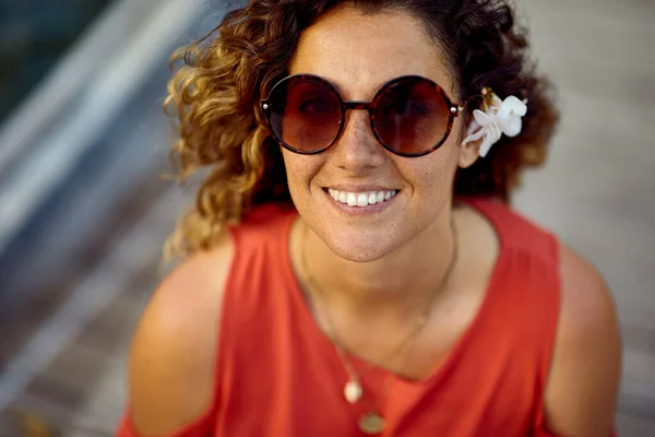 Красива Усміхнена Дівчина Сонцезахисних Окулярах Квітка Волоссі — стокове фото