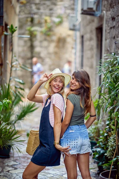 Két Strret Barátnő Vicces Arckifejezéseket Jól Érzik Magukat Együtt Fiatal — Stock Fotó