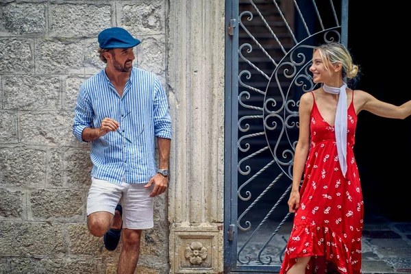 Seyahat Tatiline Çıkmış Romantik Bir Çift Mutlu Insanlar Eğleniyor — Stok fotoğraf