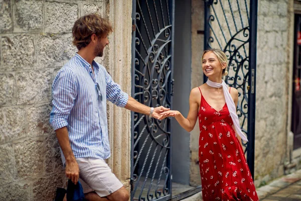 Romantischer Mann Mit Seinem Lächelnden Mädchen Beim Gemeinsamen Urlaub — Stockfoto