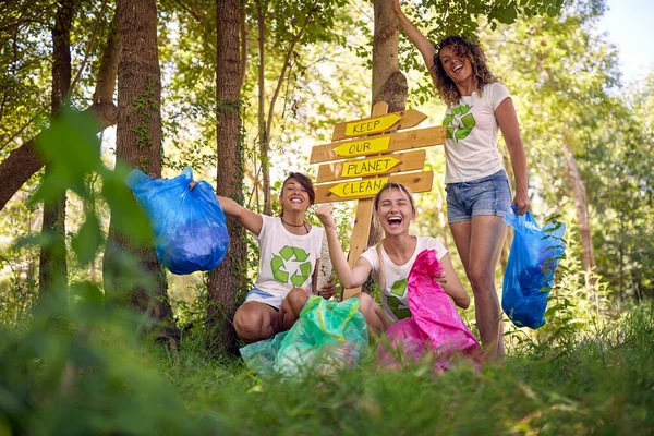Eco Volontari Ragazza Salvare Pianeta Terra Raccolta Rifiuti Rifiuti Riciclaggio — Foto Stock
