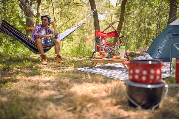 Ung Mand Har God Tid Camping Tur Camping Turisme Rejser - Stock-foto