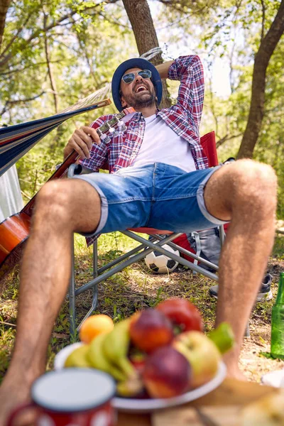 Hipster Vesel Bucură Timpul Petrecut Natură Vara Camping Picnic Pădure — Fotografie, imagine de stoc