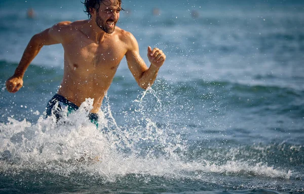 Przystojny Młodzieniec Biegający Plaży Wodzie Młody Człowiek Wakacjach Wakacje Lato — Zdjęcie stockowe