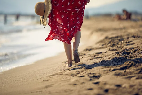 Chica Caminando Hermosa Playa Amanecer Disfrutando — Foto de Stock
